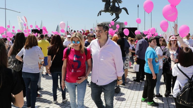 Μπαμπάς έγινε ο Απόστολος Τζιτζικώστας: Η τρυφερή φωτό στο facebook