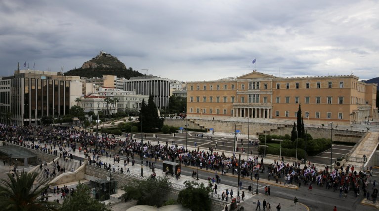 Νέα «βόμβα»: Αντισυνταγματικές οι μειώσεις σε συντάξεις & ειδικά μισθολόγια