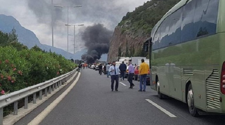 Καραμπόλα στην εθνική Κορίνθου-Τρίπολης-Καλαμάτας (ΦΩΤΟ)