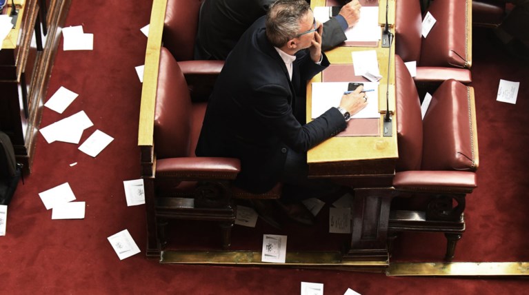 Μέλη της ΛΑΕ έριξαν φέι βολάν από τα θεωρεία της Βουλής