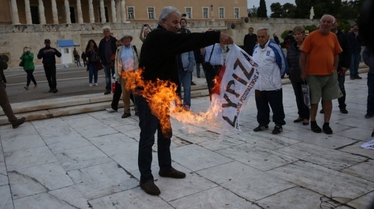 Καίνε σημαίες του ΣΥΡΙΖΑ  και γραβάτες έξω από τη Βουλή φωτό