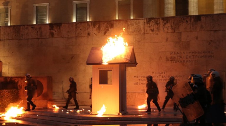 'Αγριες συγκρούσεις έξω από τη Βουλή, φωτιές στο φυλάκιο
