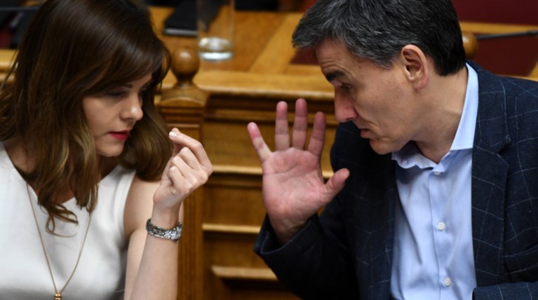 Σε γνωστό μπαράκι μετά την ψηφοφορία Τσακαλώτος και Αχτσιόγλου