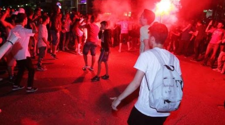 Τη... νύχτα μέρα κάνουν οπαδοί του Ολυμπιακού στο Πασαλιμάνι -φωτό