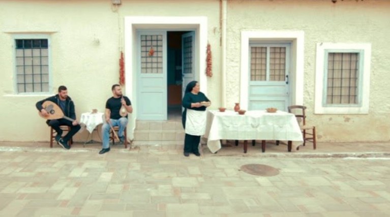 Γιαγιά στην Κρήτη κυνηγά δρομείς με τηγανόψωμα -Το ξεκαρδιστικό βίντεο!