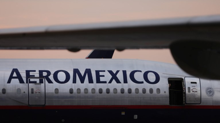 Φορτηγό συγκρούστηκε με αεροσκάφος στο αεροδρόμιο του LA