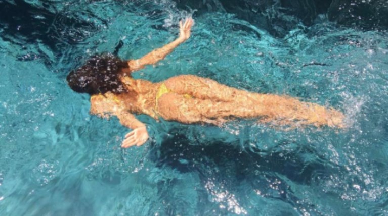 Ποια καλλονή που έγινε μαμά φωτογραφίζεται στην πισίνα της;