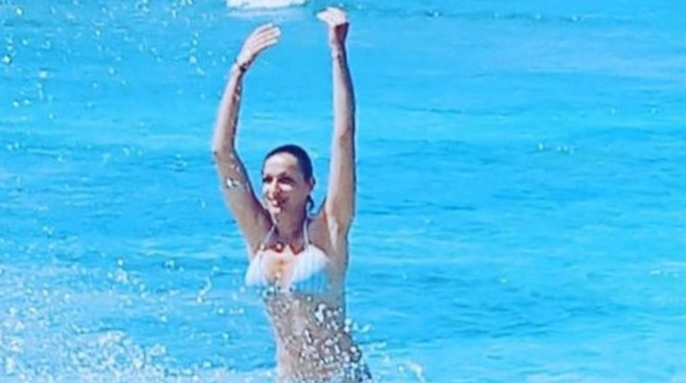 Η Κάτια Ζυγούλη με μπικίνι στα τυρκουάζ νερά του Αγίου Δομίνικου