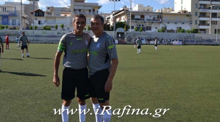 Ο Σταύρος έπαιξε μπάλα στη Ραφήνα - στις κερκίδες ο Καραμανλής