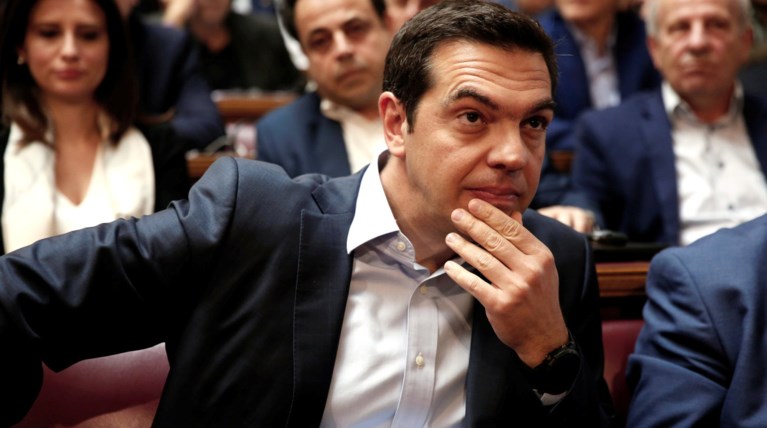 Ο Τσίπρας βάζει «νερό στη... γραβάτα του» για το χρέος