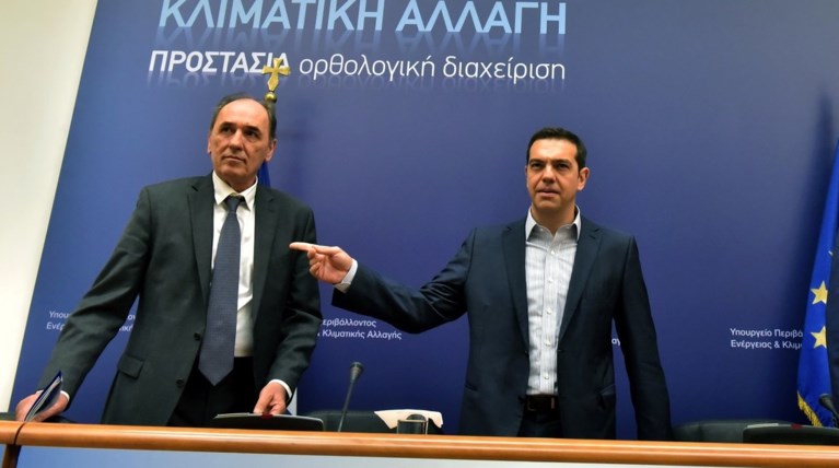 Στο συρτάρι η γραβάτα, στον αέρα το QE & στο βάθος... μνημόνιο