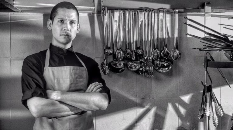 Ο γοητευτικός κριτής του Master Chef παίζει πιάνο στην κόρη του [Βίντεο]