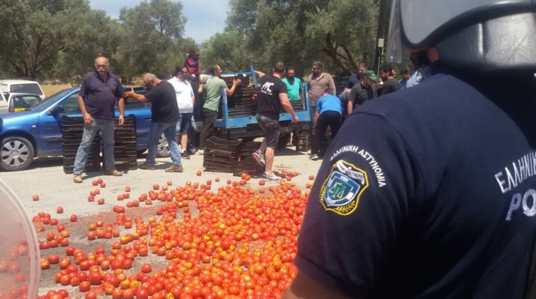 Με ντομάτες στο δρόμο υποδέχθηκαν οι αγρότες τον υπουργό