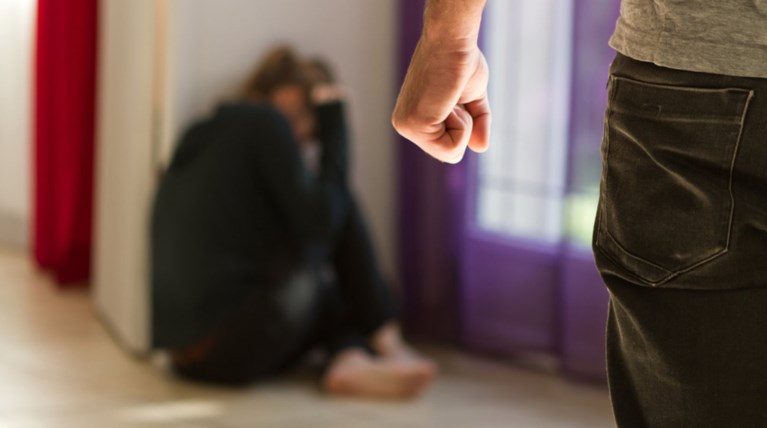 Προφυλακίστηκε ο πατέρας που έδενε την κόρη του στο καλοριφέρ