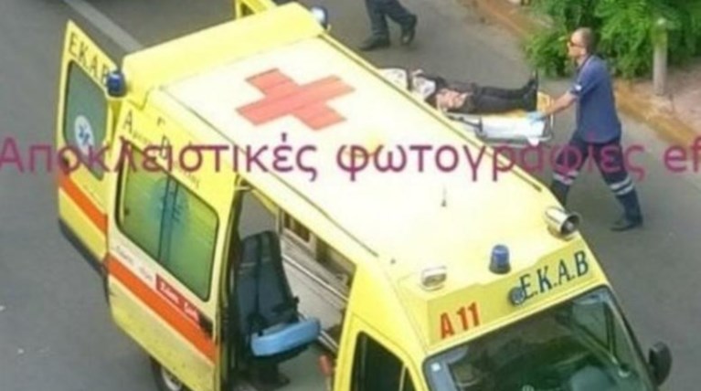 Βίντεο-σοκ: Ο Λουκάς Παπαδήμος αιμόφυρτος πάνω στο φορείο