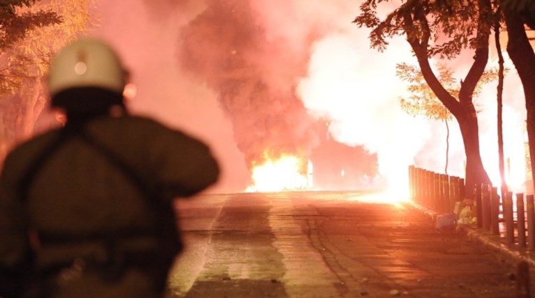 Νέα άγρια νύχτα επεισοδίων στα Εξάρχεια