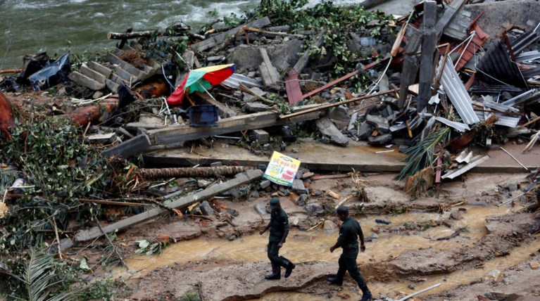 Χάος απο πλημμύρες και κατολισθήσεις στη Σρί Λάνκα, 146 νεκροί