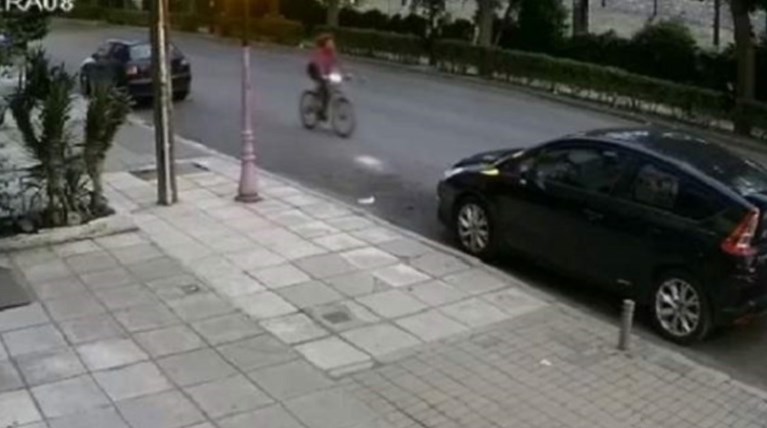 Ασυνείδητος παρέσυρε και εγκατέλειψε κορίτσι που έκανε ποδήλατο