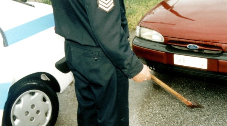 Τον χτύπησε με τσεκούρι γιατί του ...έπαιρνε τις δουλειές