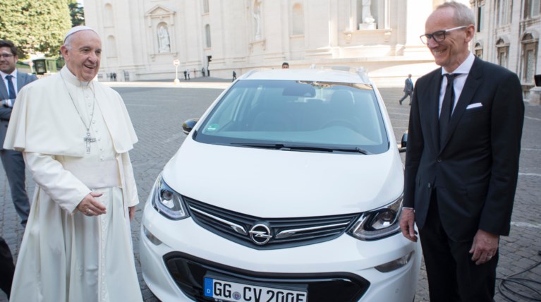 Η Opel έβαλε τον Πάπα Φραγκίσκο και το Βατικανό στην πρίζα!