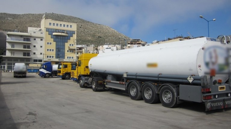 Ιδιοκτήτης βυτιοφόρων έκλεβε πετρέλαιο στη μαρίνα του Φλοίσβου