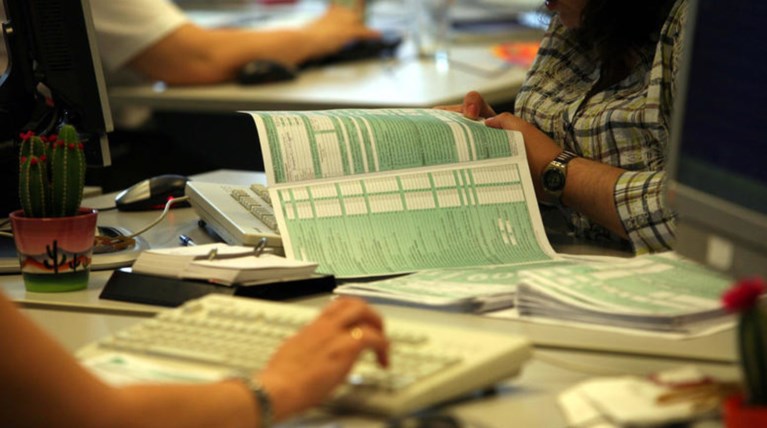 Καθυστερεί η υποβολή των φορολογικών δηλώσεων - Στα 1.800€ ο μέσος φόρος