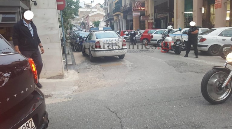 Πανικός στην Πάτρα: Πεζός κράδαινε μαχαίρι σε κεντρικό δρόμο