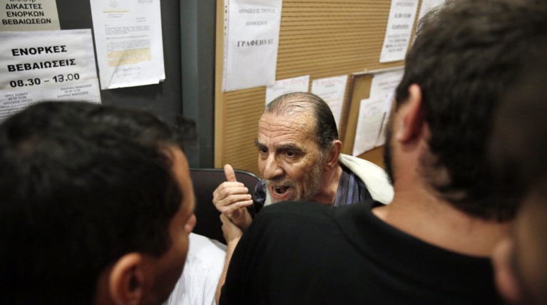 Φραστικά επεισόδια και ένταση στους πλειστηριασμούς - φωτό και video-
