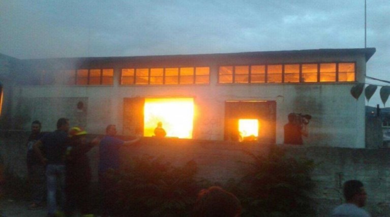 Μεγάλη φωτιά σε παλιό εμφιαλωτήριο στις Αρχάνες