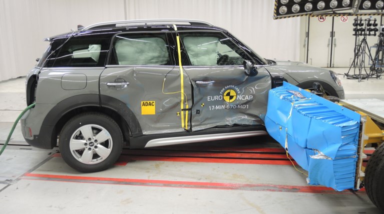 Γιατί θα επιβιώσεις αν τρακάρεις με ένα Mini Countryman