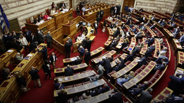 Θύελλα στη Βουλή για τις «κρυφές» τροπολογίες με τα νέα μέτρα