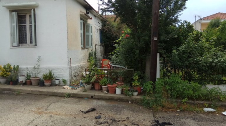 Άνδρας αυτοπυρπολήθηκε έξω από το σπίτι του στο Αγρίνιο - Εικόνες