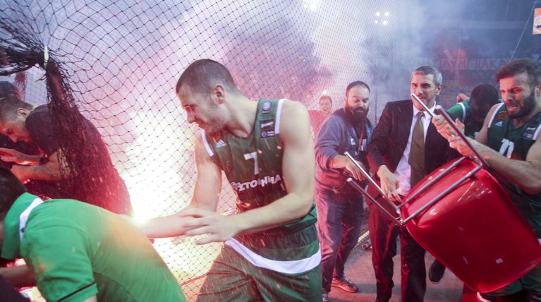 Διακοπή του αγώνα Ολυμπιακού-Παναθηναϊκού στο ΣΕΦ