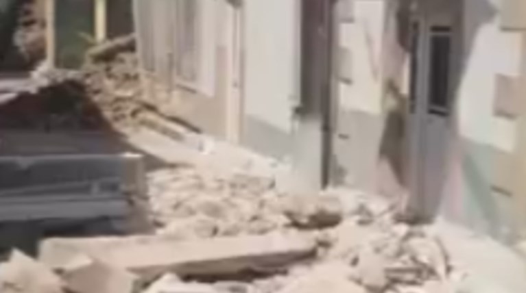 Οι πρώτες εικόνες από τη Λέσβο - Γκρεμισμένα σπίτια [βίντεο]