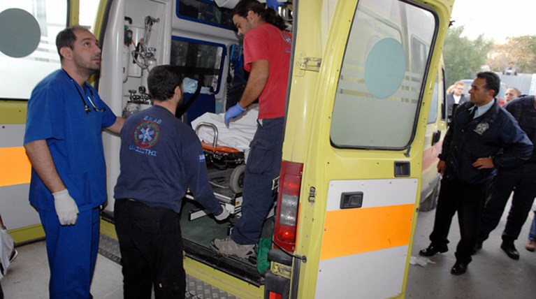 Συνταξιούχος έπεσε από μπαλκόνι μαζεύοντας χαλί