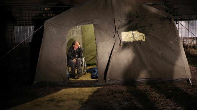 Σκηνές και νερό από το κέντρο προσφύγων της Μόριας στους σεισμόπληκτους