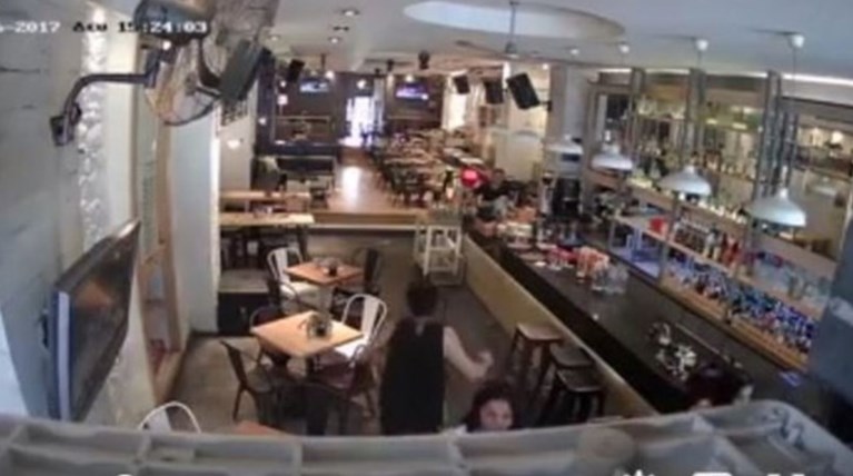 Κάμερα σε καφετερια στη Μυτιλήνη καταγράφει τον σεισμό