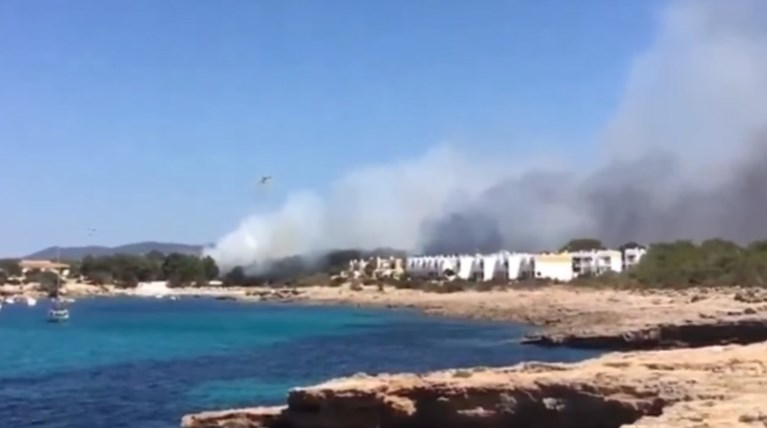 Μεγάλη φωτιά στην Ιμπίθα: Εκκενώθηκαν ξενοδοχεία στην παραλία -βιντεο