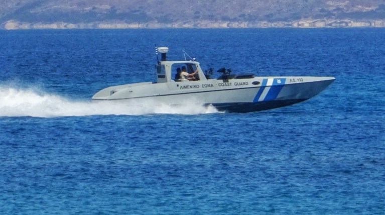 Πιάστηκε η βέρα του στα ρέλια  και έπεσε στη θάλασσα