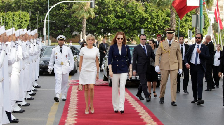Η «έκπληξη» του βασιλιά του Μαρόκου στην Μπριζίτ Μακρόν