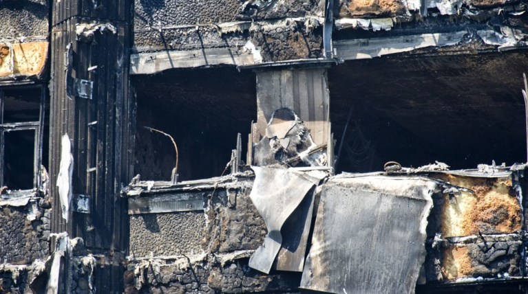 Φωτιά στον Πύργο:  Δεκάδες νεκροί για 5.000 λίρες;