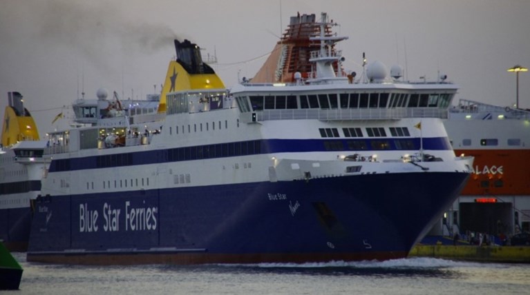 Προσέκρουσε στο λιμάνι του "blue star naxos"