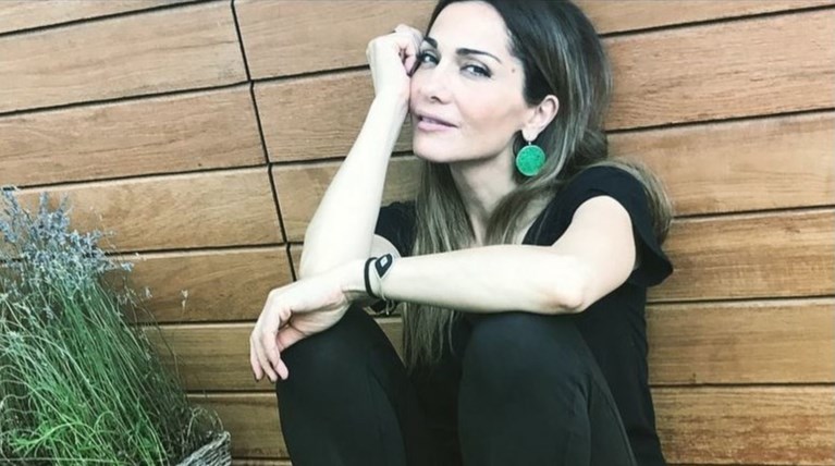 Δέσποινα Βανδή: Με κατακόκκινο μπικίνι και χωρίς ρετούς στην παραλία