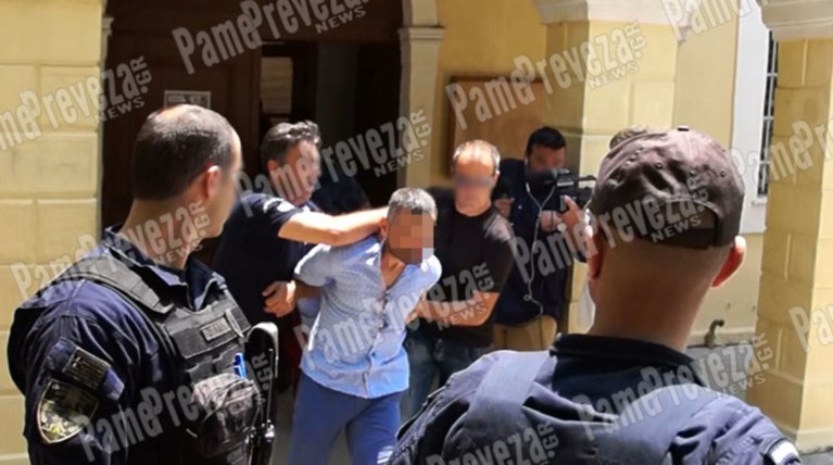 Προφυλακίστηκε ο 34χρονος που χτύπησε με σκεπάρνι τη γυναίκα του