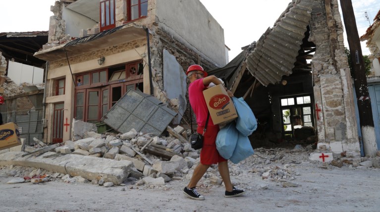 Νερό, γάλα, κρουασάν και φρυγανιές στους σεισμοπαθείς της Λέσβου