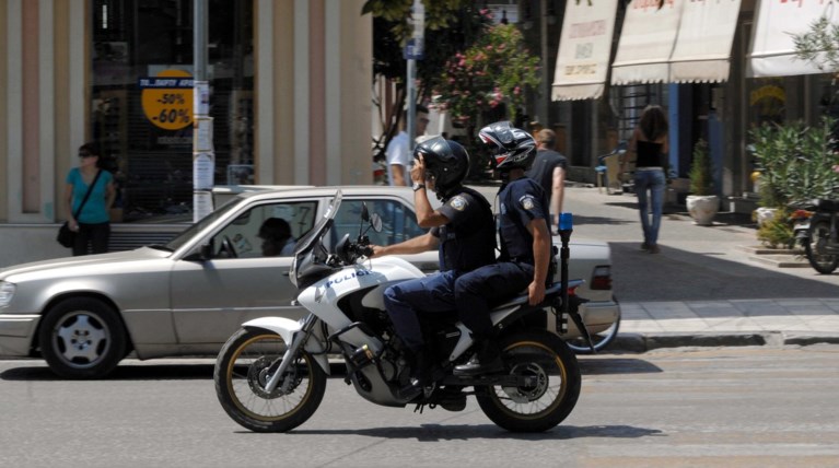 Οδηγούσε κλεμμένο ΙΧ, τον πήραν είδηση και παρέσυρε μοτοσικλέτα της ΔΙΑΣ