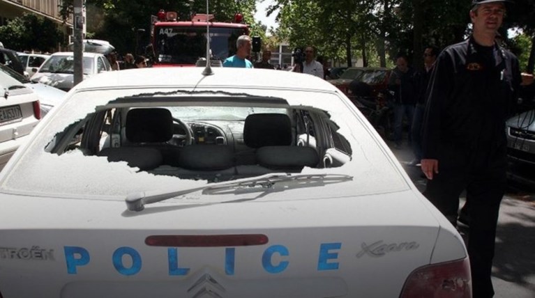 Απίστευτο: Επιτέθηκαν σε περιπολικό και απελευθέρωσαν τον κρατούμενο