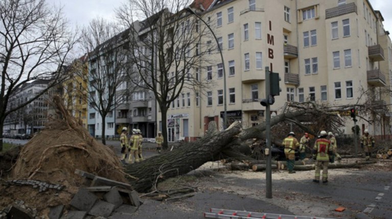 Σφοδρή κακοκαιρία με ένα νεκρό στη βόρεια Γερμανία
