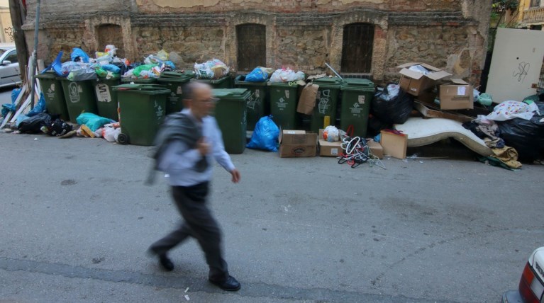 Σκουρλέτης και ΠΟΕ ΟΤΑ ψάχνουν λύση στο βουνό των σκουπιδιών