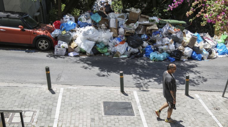 Τα "σκουπίδια της οργής"  &  η "διαπραγμάτευση"  Σκουρλέτη